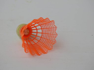 Plastik Turuncu Portakal renkli Badminton tıpası beyaz arkaplanda izole edildi