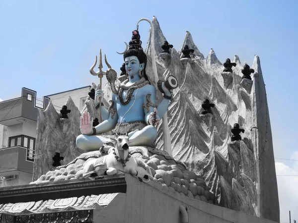 Close Van Prachtige Hindoe God Lord Shiva Standbeeld Aan Bovenkant — Stockfoto
