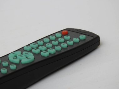 Hint renkli Plastik ve Kauçuk Ev Tiyatrosu Uzaktan Kumandası beyaz arka planda izole edildi