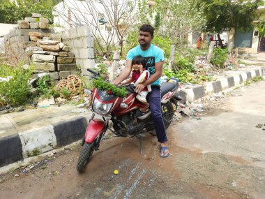 Bangalore, Karnataka, Hindistan-25 Ekim 2020: Dasara Festivali sırasında sokakta Ayudha Puja 'yı kutlayan veya yapan Hintli aile üyeleri grubu