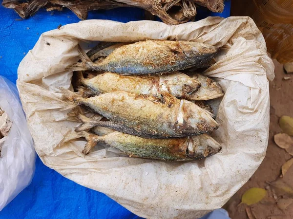 印度卡纳塔克邦班加罗尔路边出售的干鱼和大虾的成堆和堆肥 — 图库照片