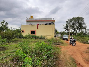 Bangalore, Karnataka, Hindistan-Kasım 29 2020: Ormanın yol kenarındaki çok katlı ya da bisikletli bir binanın kapatılması