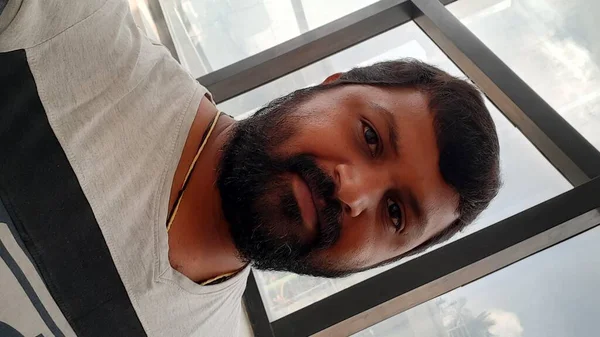 Detailní Záběr Indické Mladé Muže Vousy Selfie Tvář — Stock fotografie