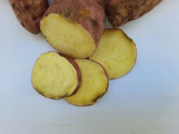 Pilha Altura Uma Pele Exterior Rosa Interior Amarelo Cor Batata — Fotografia de Stock