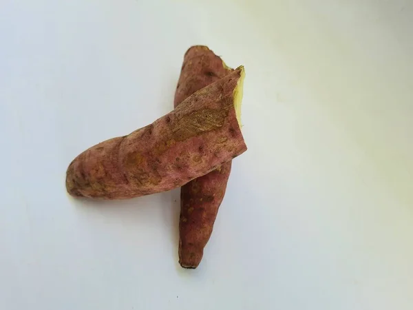 Картофель Розовой Кожурой Желтым Цветом Внутри Изолирован Белом Фоне — стоковое фото