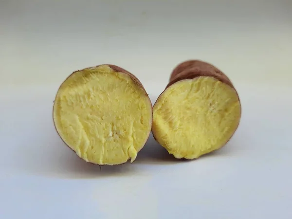 Dışı Pembe Içi Sarı Renkli Tatlı Patates Yığını Beyaz Arkaplanda — Stok fotoğraf