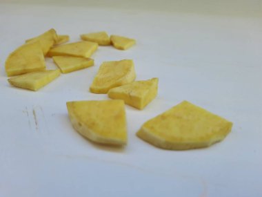 Dışı pembe ve içi sarı renkli tatlı patates yığını beyaz arkaplanda izole edilmiş.