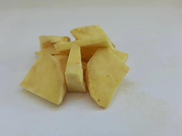 Dışı Pembe Içi Sarı Renkli Tatlı Patates Yığını Beyaz Arkaplanda — Stok fotoğraf