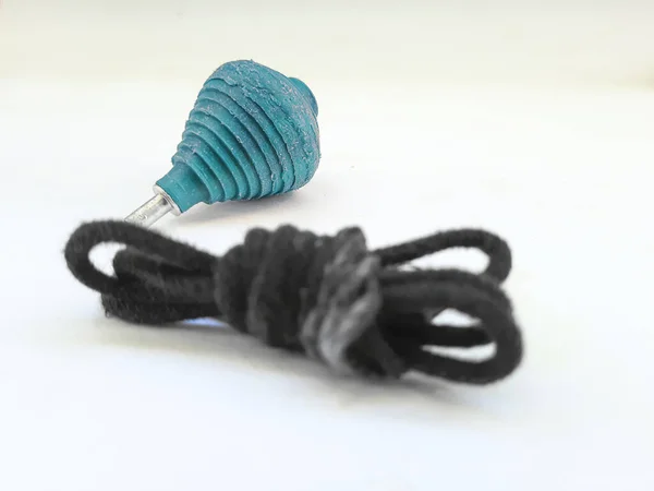 Closeup Plástico Azul Cor Spinning Top Buguri Com Fio Preto — Fotografia de Stock