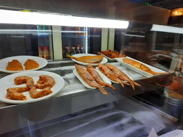 Primer Plano Los Diferentes Tipos Alimentos Marinos Crudos Exhiben Venden — Foto de Stock