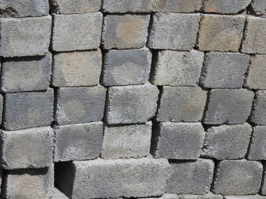 Çimento bloğunun veya tuğlaların arasında büyüyen bitkilerin yakınlaşması. Beton Tuğla Duvar deseni ve arkaplan