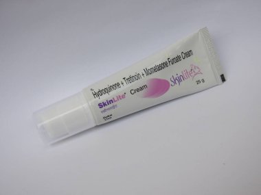 Bangalore, Karnataka, Hindistan-20 Aralık 2020: SkinLite Cream 25g Pack ve Tube 'un kapatılması Beyaz Arkaplanda izole edildi