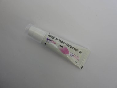 Bangalore, Karnataka, Hindistan-20 Aralık 2020: SkinLite Cream 25g Pack ve Tube 'un kapatılması Beyaz Arkaplanda izole edildi