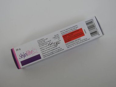Bangalore, Karnataka, Hindistan-20 Aralık 2020: SkinLite Cream 25g Pack ve Tube 'un kapatılması Beyaz Arkaplanda izole edildi