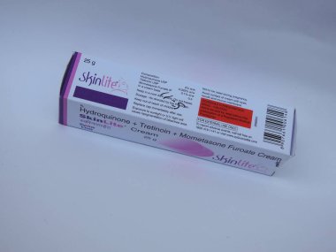 Bangalore, Karnataka, Hindistan-20 Aralık 2020: SkinLite Cream 25g Pack ve Tube 'un kapatılması Beyaz Arkaplanda izole edildi