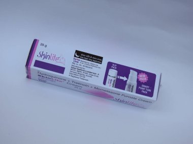 Bangalore, Karnataka, Hindistan-20 Aralık 2020: SkinLite Cream 25g Pack ve Tube 'un kapatılması Beyaz Arkaplanda izole edildi