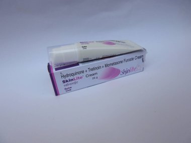 Bangalore, Karnataka, Hindistan-20 Aralık 2020: SkinLite Cream 25g Pack ve Tube 'un kapatılması Beyaz Arkaplanda izole edildi