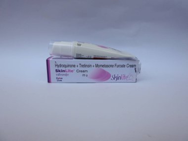 Bangalore, Karnataka, Hindistan-20 Aralık 2020: SkinLite Cream 25g Pack ve Tube 'un kapatılması Beyaz Arkaplanda izole edildi
