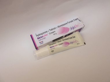 Bangalore, Karnataka, Hindistan-20 Aralık 2020: SkinLite Cream 25g Pack ve Tube 'un kapatılması Beyaz Arkaplanda izole edildi
