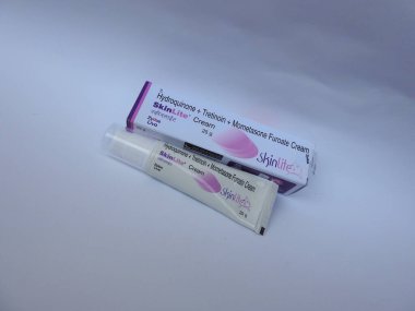 Bangalore, Karnataka, Hindistan-20 Aralık 2020: SkinLite Cream 25g Pack ve Tube 'un kapatılması Beyaz Arkaplanda izole edildi