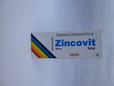 Bangalore, Karnataka, Hindistan-20 Aralık 2020: Zincovit multivitamin ve multimineral şurubu yakın plan, 200ml Tonik Şişe ve Paket beyaz arkaplanda izole edildi