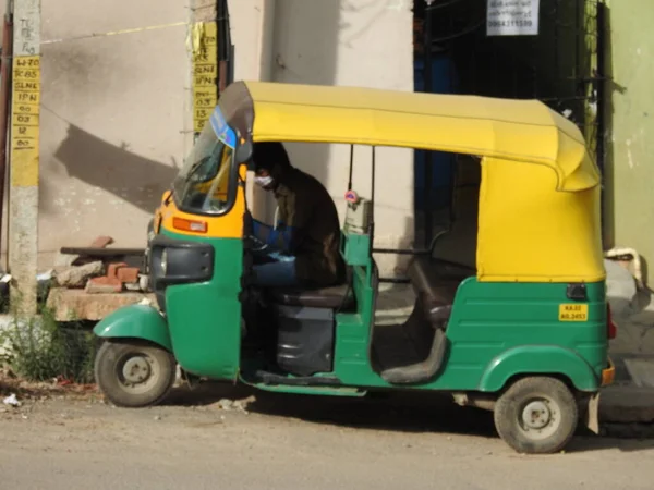 Gros Plan Parking Auto Rickshaw Couleur Verte Jaune Sur Bord — Photo