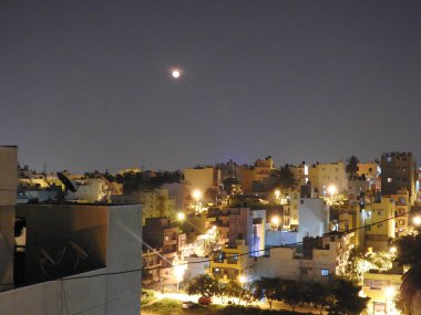 Bangalore 'a yakın olan şehir manzarası gece dolunay ve bina ışıkları parlıyor.