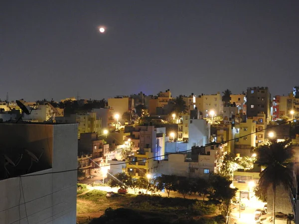 Närbild Bangalore Cityscape Utsikt Natten Med Fullmåne Och Byggnadsljus Glöder — Stockfoto