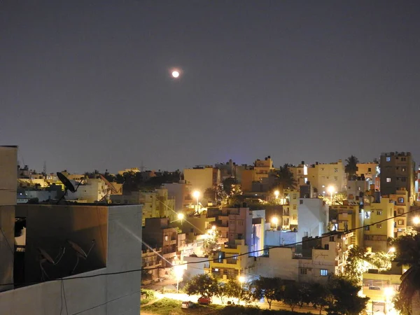 Närbild Bangalore Cityscape Utsikt Natten Med Fullmåne Och Byggnadsljus Glöder — Stockfoto
