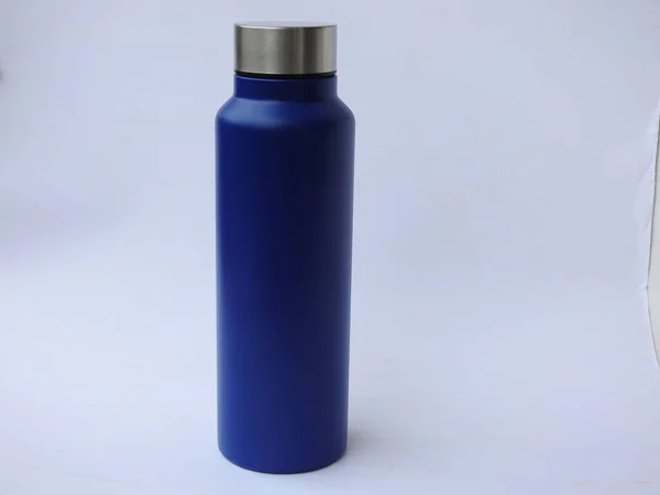 Zbliżenie Blue Color Stalowa Butelka Wody Zakrętką Otwarte Zamknięte Bazy — Zdjęcie stockowe