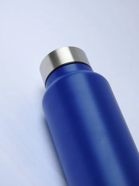 Nahaufnahme Der Blauen Farbe Stahl Wasserflasche Mit Verschluss Offen Und — Stockfoto