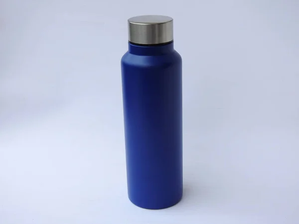 Zbliżenie Blue Color Stalowa Butelka Wody Zakrętką Otwarte Zamknięte Bazy — Zdjęcie stockowe