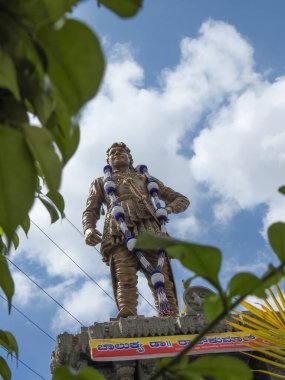 Bangalore, Karnataka, Hindistan-14 Kasım 2020: Güzel Kannada Efsanesi Aktörü Dr. Rajkumar Mayura Film Karakteri Kurubarahalli 'deki Hampi Savaş Arabasının üzerinde duran Poz