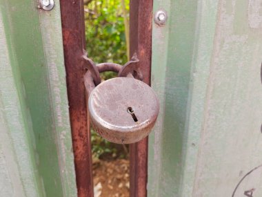 Kapılar çelik ya da demir paslı kilitle kilitlenir. İçerideki boş bir alanda ya da alanda.