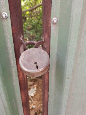 Kapılar çelik ya da demir paslı kilitle kilitlenir. İçerideki boş bir alanda ya da alanda.