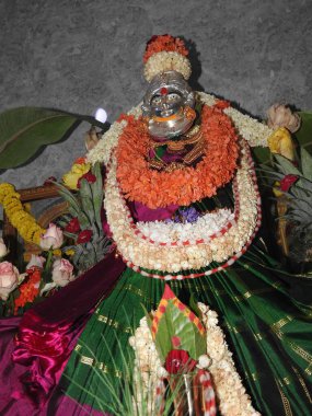 Vara Mahalakshmi Festivali sırasında çiçek ve altın mücevherlerle Tanrıça Lakshmi Heykeli Dekorasyonu 'nun kapanışı. Varalakshmi Vratam Tanrıça Lakshmi 'yi besleyen bir festivaldir..