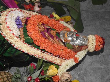 Vara Mahalakshmi Festivali sırasında çiçek ve altın mücevherlerle Tanrıça Lakshmi Heykeli Dekorasyonu 'nun kapanışı. Varalakshmi Vratam Tanrıça Lakshmi 'yi besleyen bir festivaldir..