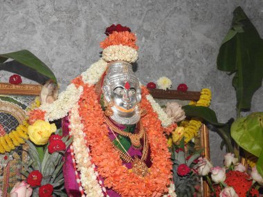 Vara Mahalakshmi Festivali sırasında çiçek ve altın mücevherlerle Tanrıça Lakshmi Heykeli Dekorasyonu 'nun kapanışı. Varalakshmi Vratam Tanrıça Lakshmi 'yi besleyen bir festivaldir..