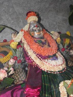 Vara Mahalakshmi Festivali sırasında çiçek ve altın mücevherlerle Tanrıça Lakshmi Heykeli Dekorasyonu 'nun kapanışı. Varalakshmi Vratam Tanrıça Lakshmi 'yi besleyen bir festivaldir..