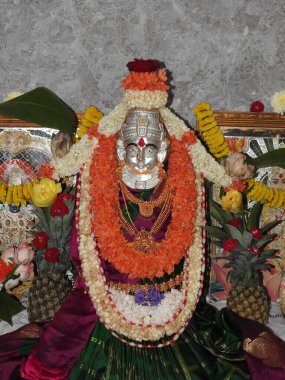 Vara Mahalakshmi Festivali sırasında çiçek ve altın mücevherlerle Tanrıça Lakshmi Heykeli Dekorasyonu 'nun kapanışı. Varalakshmi Vratam Tanrıça Lakshmi 'yi besleyen bir festivaldir..