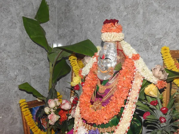 Closeup Goddess Lakshmi Statue Decoração Usando Flores Jóias Ouro Durante — Fotografia de Stock