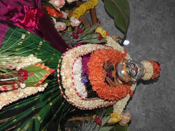女神ラクシュミ像の閉鎖ヴァラ マハラシュミ祭りの期間中に花と金のジュエリーを使用した装飾 ヴァララクシュミ ヴラタムは女神ラクシュミを祭る祭りである — ストック写真