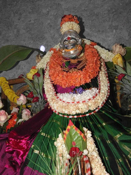Vara Mahalakshmi Festivali sırasında çiçek ve altın mücevherlerle Tanrıça Lakshmi Heykeli Dekorasyonu 'nun kapanışı. Varalakshmi Vratam Tanrıça Lakshmi 'yi besleyen bir festivaldir..