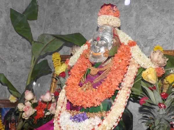 Primer Plano Diosa Lakshmi Estatua Decoración Con Flores Joyas Oro —  Fotos de Stock
