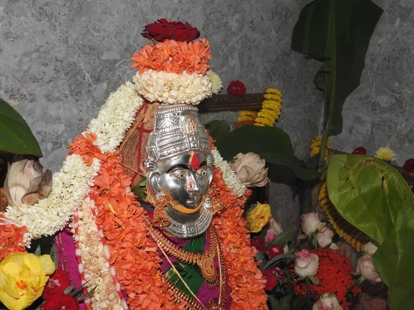 Close Van Godin Lakshmi Standbeeld Decoratie Met Behulp Van Bloemen — Stockfoto