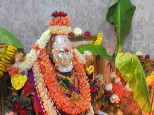 Closeup Goddess Lakshmi Statue Decoração Usando Flores Jóias Ouro Durante — Fotografia de Stock