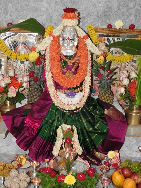 Closeup Goddess Lakshmi Statue Decoration Using Flower Gold Jewellery Festival — Stock Photo, Image