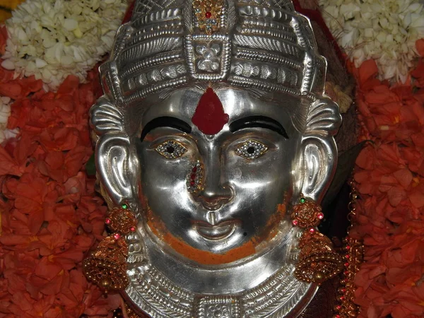 Closeup Goddess Lakshmi Statue Decoração Usando Flores Jóias Ouro Durante — Fotografia de Stock