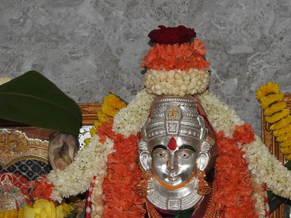 Nahaufnahme Der Göttin Lakshmi Statue Dekoration Mit Blumen Und Goldschmuck — Stockfoto