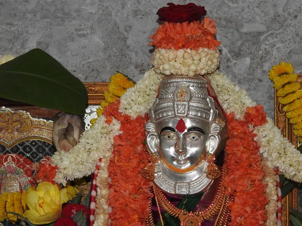 Close Van Godin Lakshmi Standbeeld Decoratie Met Behulp Van Bloemen — Stockfoto